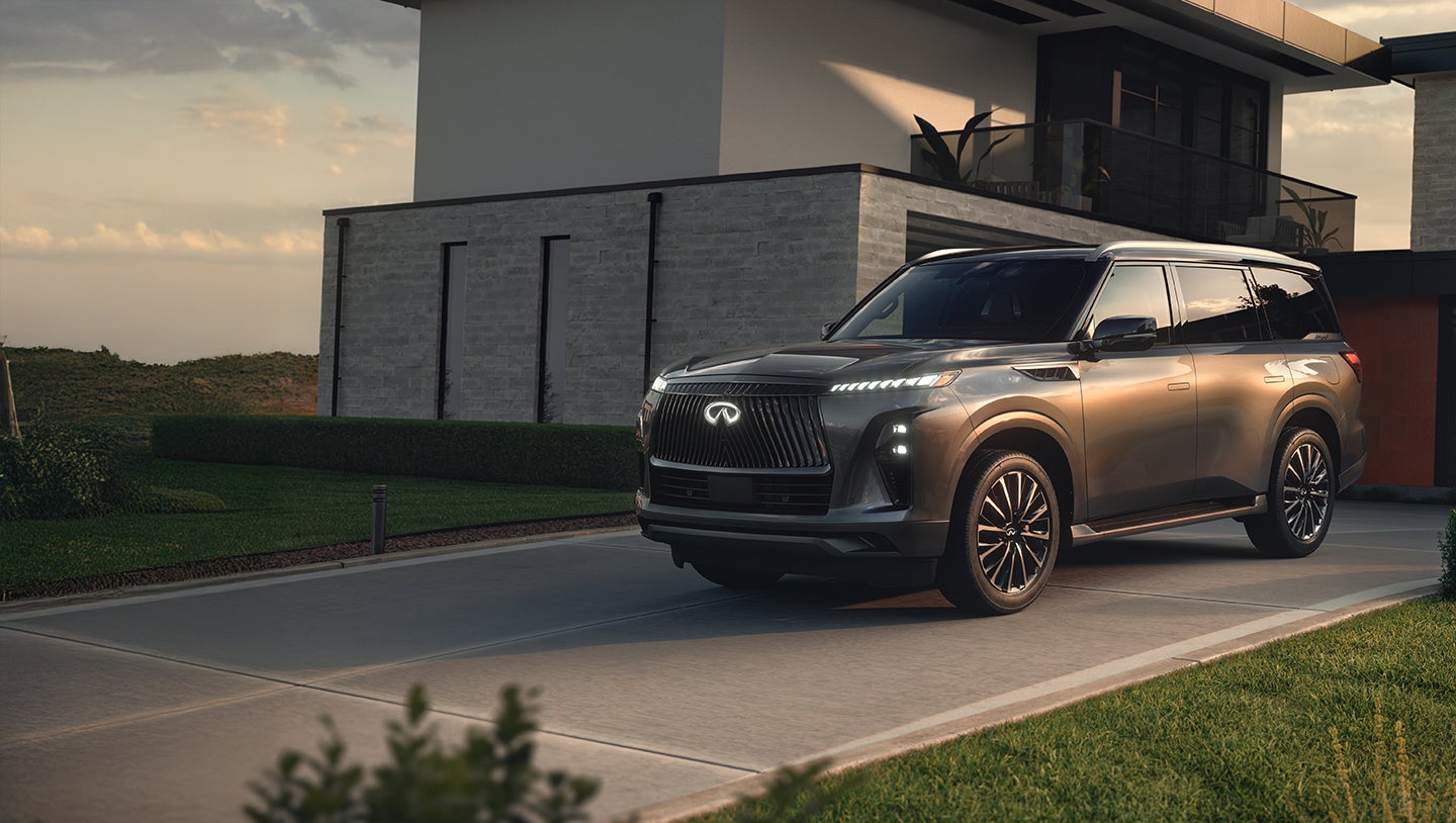 Nuevo INFINITI QX80 Autograph sobre carretera al atardecer